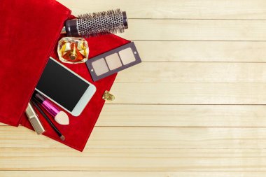 Kadınlar çanta malzeme ahşap arka plan üzerinde görüntüleyin