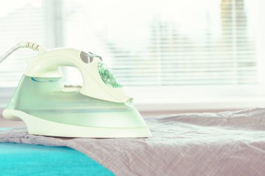 Hafif ev içi arka planda ütü tahtası