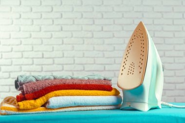 Hafif ev içi arka planda ütü tahtası