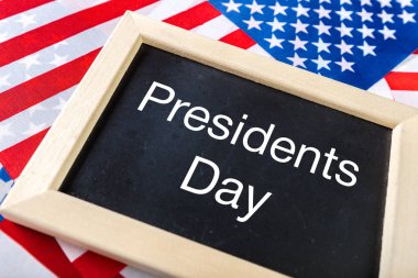 yazı tahtası ve Amerika Birleşik Devletleri bayrağı ile yazılmış metin mutlu Cumhurbaşkanlığı günü