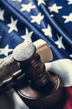 Tahta tokmak ve Amerikan bayrağı