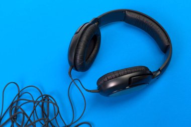 Mavi arkaplanda kulaklık