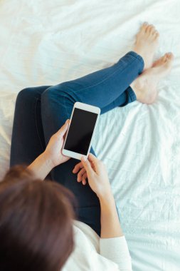 Modern cep telefonu elinde olan kadın 