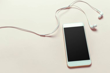 Üstten görünüm smartphone sahte şablon ile siyah ekran