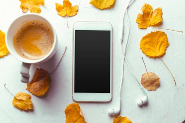 Üstten görünüm smartphone sahte şablon ile siyah ekran