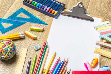 ahşap masa üzerinde çeşitli renkli çizim araçları