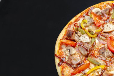 Pizza tebeşir tahtası üzerinde 
