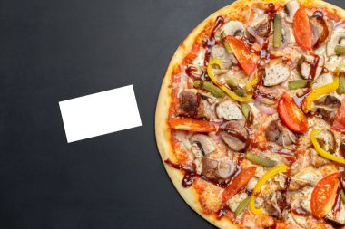 Pizza tebeşir tahtası üzerinde 