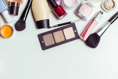 Fırçalar ve beyaz bir arka plan üzerinde izole kozmetik. Üstten Görünüm.