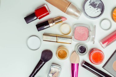 Fırçalar ve beyaz bir arka plan üzerinde izole kozmetik. Üstten Görünüm.