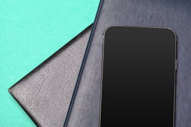 siyah akıllı telefon masada.