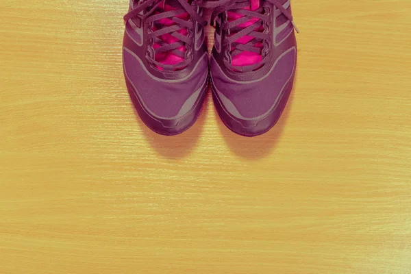 Koşu ayakkabıları ahşap arka plan üzerinde