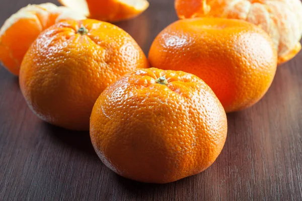 Ahşap masa üzerinde taze mandalina