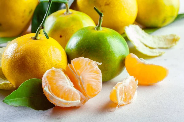 yaprakları ile olgun mandarin