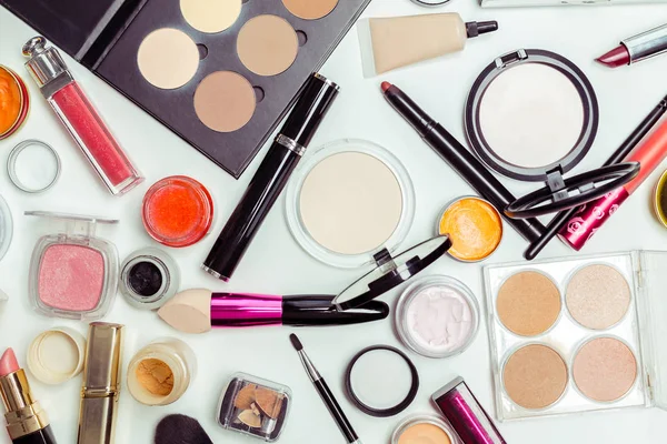 Fırçalar ve beyaz bir arka plan üzerinde izole kozmetik. Üstten Görünüm.