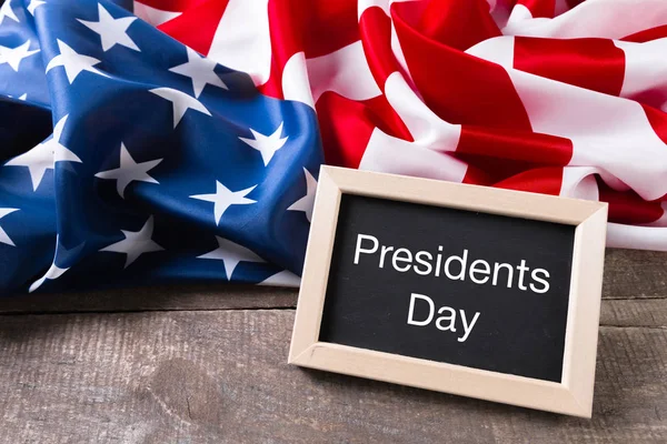 yazı tahtası ve Amerika Birleşik Devletleri bayrağı ile yazılmış metin mutlu Cumhurbaşkanlığı günü