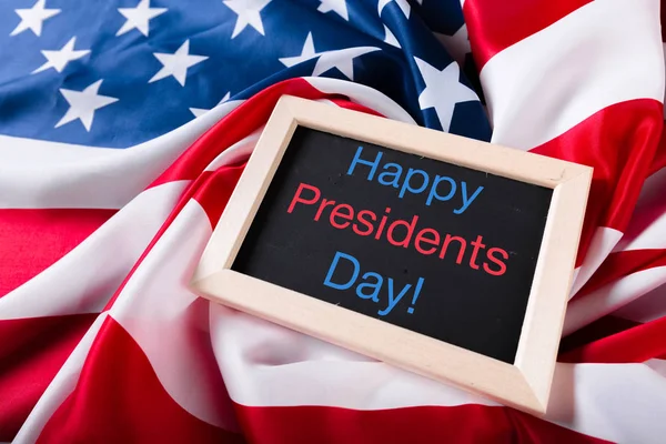 yazı tahtası ve Amerika Birleşik Devletleri bayrağı ile yazılmış metin mutlu Cumhurbaşkanlığı günü