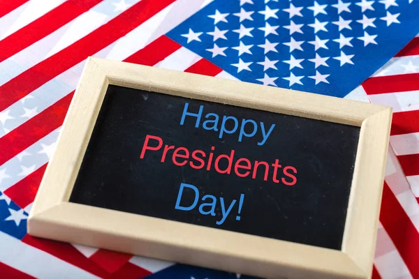 yazı tahtası ve Amerika Birleşik Devletleri bayrağı ile yazılmış metin mutlu Cumhurbaşkanlığı günü