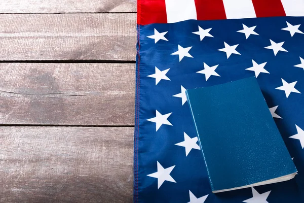 İncil Amerikan bayrağı döşeme