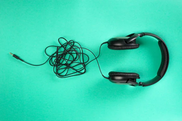 yeşil arka plan üzerinde kulaklık