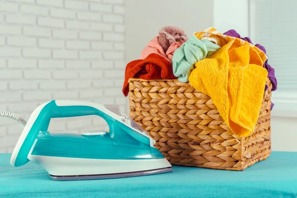 Hafif ev içi arka planda ütü tahtası