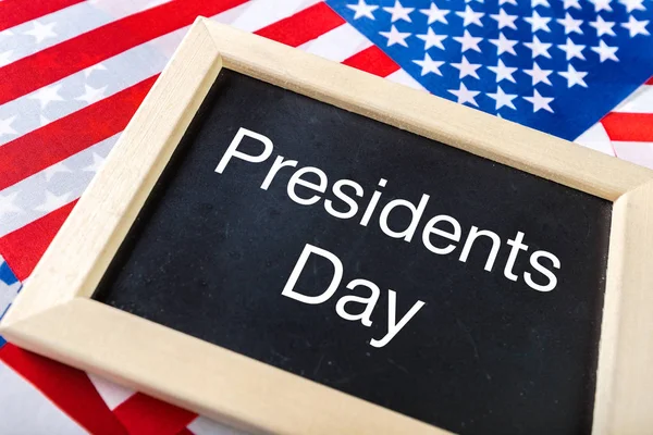 yazı tahtası ve Amerika Birleşik Devletleri bayrağı ile yazılmış metin mutlu Cumhurbaşkanlığı günü