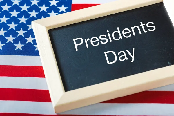 yazı tahtası ve Amerika Birleşik Devletleri bayrağı ile yazılmış metin mutlu Cumhurbaşkanlığı günü