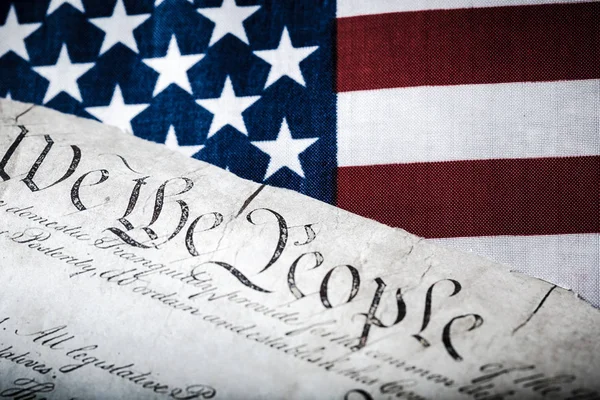 Amerikan Anayasası bakış bayrak arka plan üzerinde kapatın