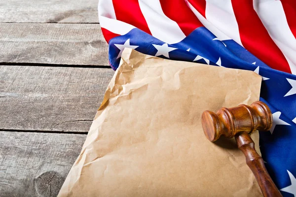 木製のガベルとアメリカ国旗 — ストック写真