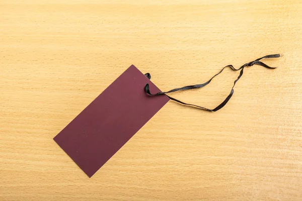 ahşap zemin üzerinde boş etiket