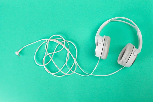 yeşil arka plan üzerinde kulaklık