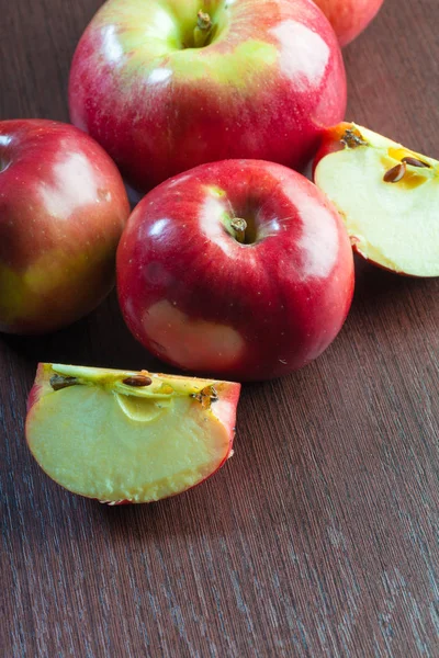 Κόκκινα Μήλα Στο Τραπέζι Κοντινό Πλάνο — Φωτογραφία Αρχείου