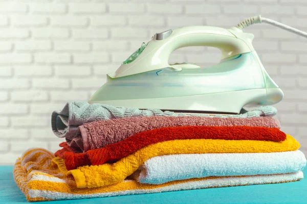 Hafif ev içi arka planda ütü tahtası