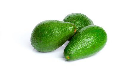 Beyaz arkaplanda avokadolar izole edildi