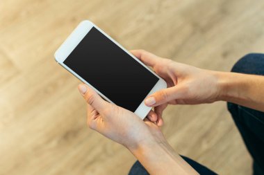 Modern cep telefonu elinde olan kadın 
