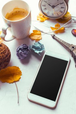 Üstten görünüm smartphone sahte şablon ile siyah ekran