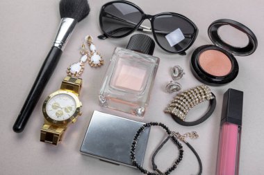 Kadınlar çanta malzeme üstünde göster 