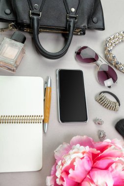 Kadınlar çanta malzeme üstünde göster 