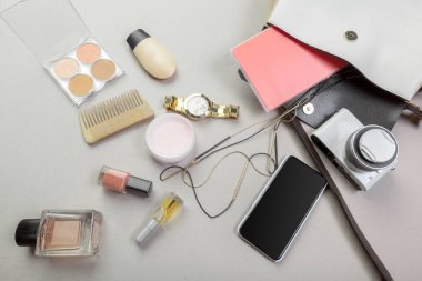 Kadınlar çanta malzeme üstünde göster 