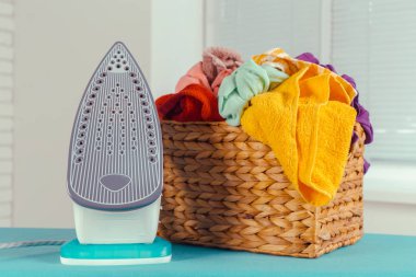 Hafif ev içi arka planda ütü tahtası