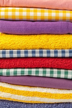 çok renkli casual elbise yığını