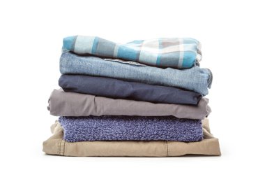 yığın üzerinde beyaz izole giyim