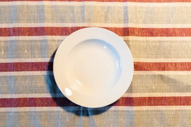 Beyaz plaka üzerinde bir masa örtüsü