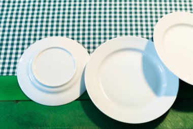 Damalı masa örtüsü plakaların yükseltilmiş görünümü