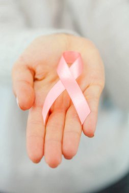 AIDS bilinçlendirme şerit tutan eller