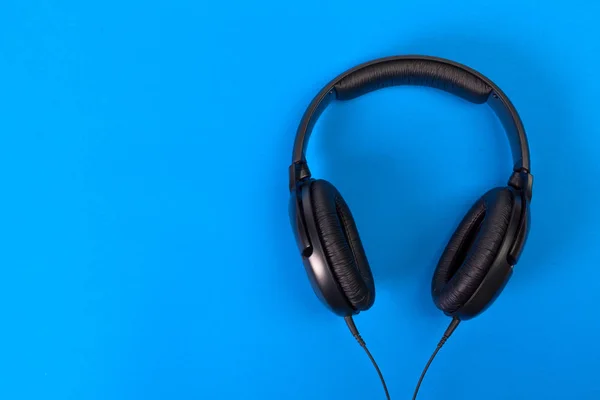 Auriculares Sobre Fondo Azul — Foto de Stock