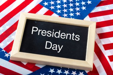 yazı tahtası ve Amerika Birleşik Devletleri bayrağı ile yazılmış metin mutlu Cumhurbaşkanlığı günü