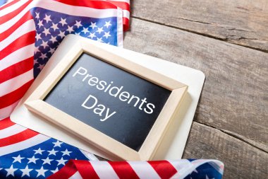 yazı tahtası ve Amerika Birleşik Devletleri bayrağı ile yazılmış metin mutlu Cumhurbaşkanlığı günü