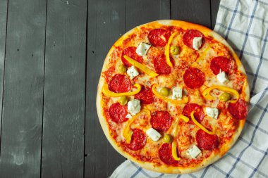 ahşap arka plan üzerinde taze lezzetli pizza