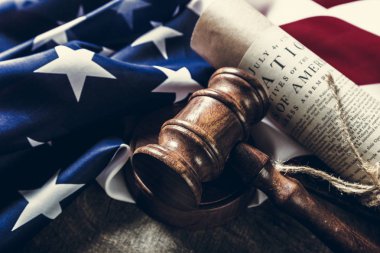 ABD bayrağı ile tahta tokmak